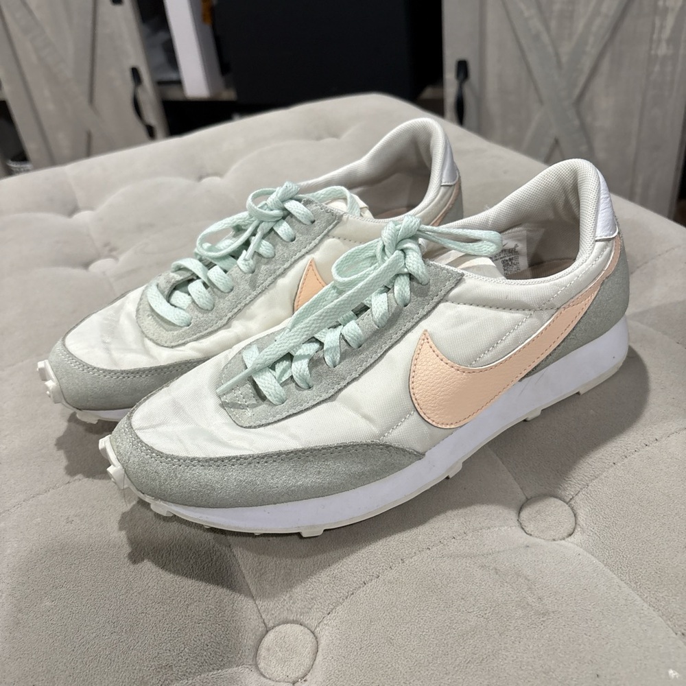 Nike Women's daybreak sneakers size 8